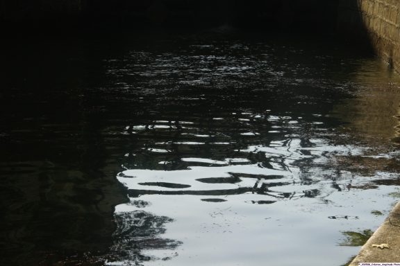 Jeux de lumière sur étendue d'eau